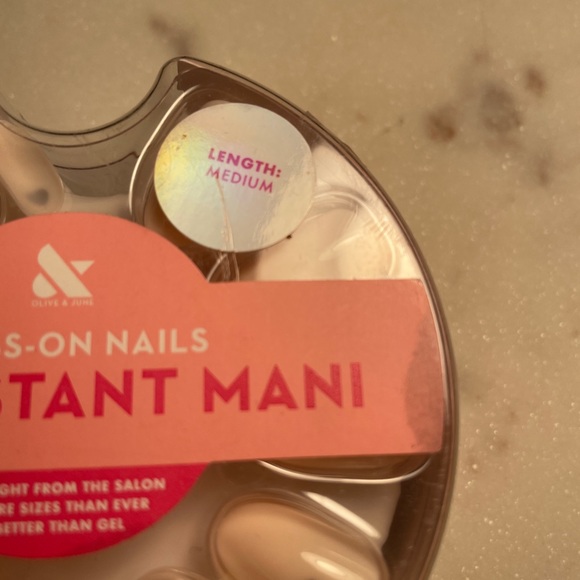 Olive & June press on nails! Valentine 💌 - Picture 2 of 3